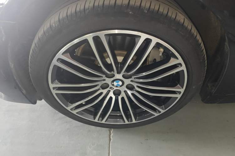 Used BMW 5 Series New Energy 2020 Mileage Upgrade Version 530Le Luxury Package Left Front Wheel Hub