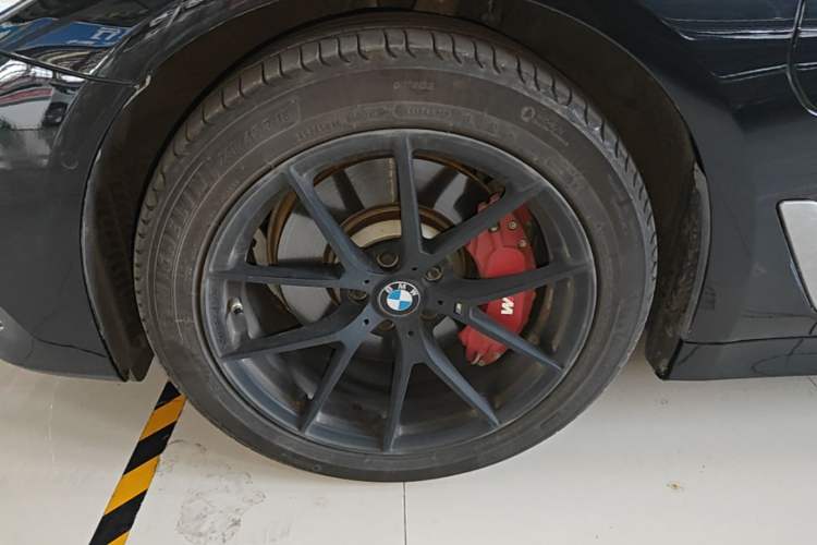 Used BMW 5 Series New Energy 2020 Mileage Upgrade Version 530Le Pioneer Edition Left Front Wheel Hub
