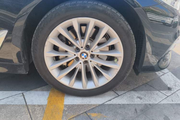 Used BMW 5 Series New Energy 2020 Mileage Upgrade Version 530Le Pioneer Edition Right Front Wheel Hub