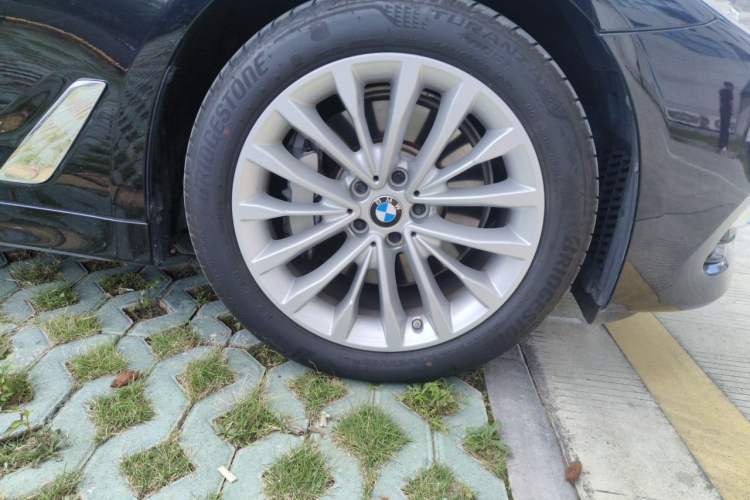Used BMW 5 Series New Energy 2020 Mileage Upgrade Version 530Le Luxury Package Right Front Wheel Hub