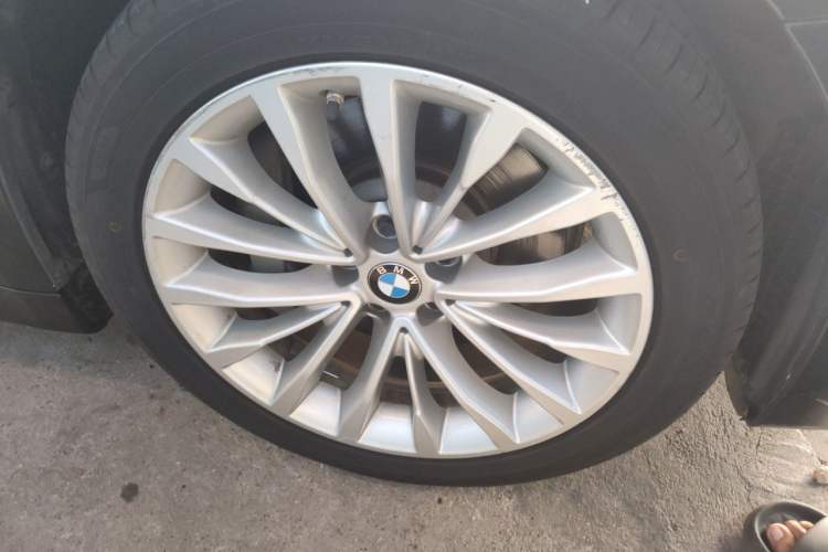 Used BMW 5 Series New Energy 2020 Mileage Upgrade Version 530Le Luxury Package Right Front Wheel Hub