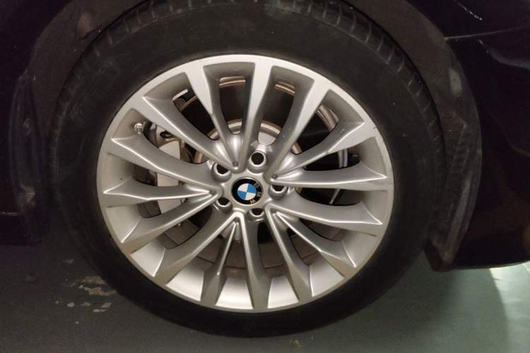 Used BMW 5 Series New Energy 2020 Mileage Upgrade Version 530Le Luxury Package Right Front Wheel Hub