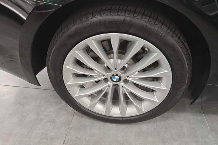 Used BMW 5 Series New Energy 2020 Mileage Upgrade Version 530Le Pioneer Edition Right Rear Wheel Hub