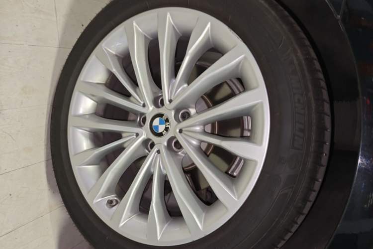 Used BMW 5 Series New Energy 2020 Mileage Upgrade Version 530Le Pioneer Edition Right Rear Wheel Hub