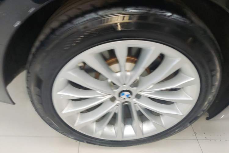 Used BMW 5 Series New Energy 2020 Mileage Upgrade Version 530Le Luxury Package Right Rear Wheel Hub