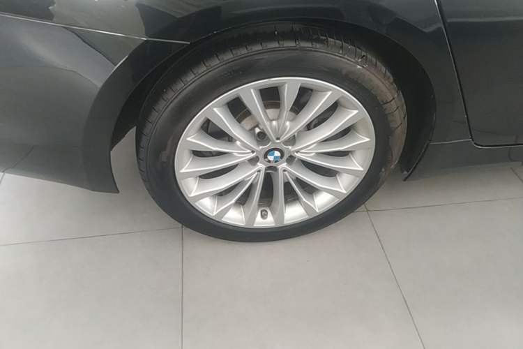 Used BMW 5 Series New Energy 2020 Mileage Upgrade Version 530Le Luxury Package Right Rear Wheel Hub