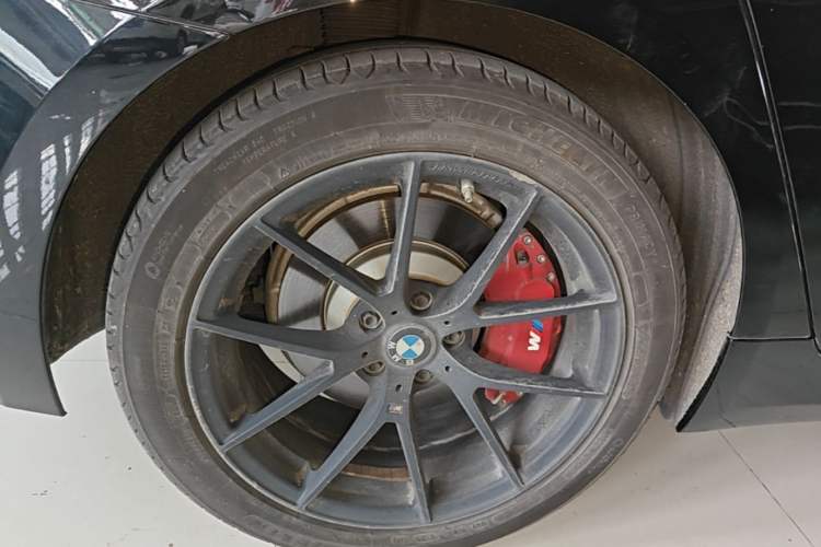 Used BMW 5 Series New Energy 2020 Mileage Upgrade Version 530Le Pioneer Edition Right Rear Wheel Hub