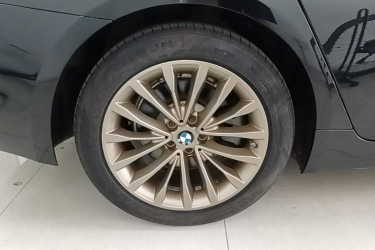 Used BMW 5 Series New Energy 2020 Mileage Upgrade Version 530Le Luxury Package Right Rear Wheel Hub