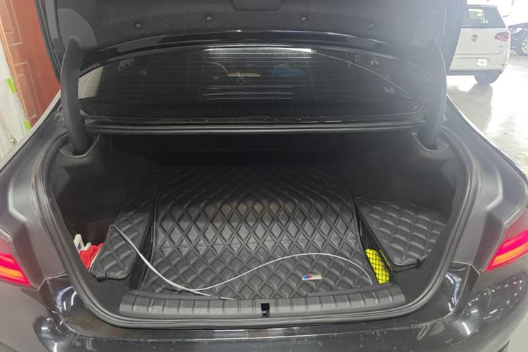 Used BMW 5 Series New Energy 2020 Mileage Upgrade Version 530Le Luxury Package Trunk