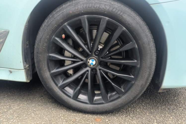 Used BMW 5 Series New Energy 2020 Mileage Upgrade Version 530Le Luxury Package Right Front Wheel Hub