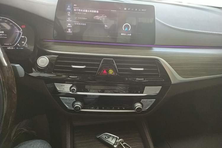 Used BMW 5 Series New Energy 2020 Mileage Upgrade Version 530Le Luxury Package Audio And AC Panel