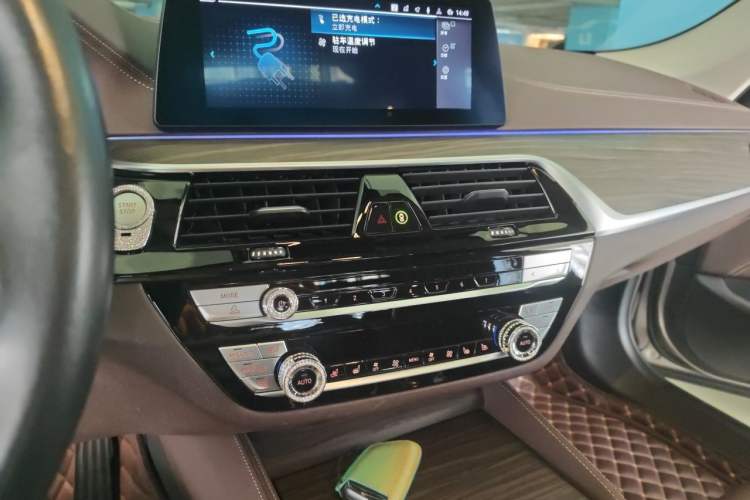 Used BMW 5 Series New Energy 2020 Mileage Upgrade Version 530Le Luxury Package Audio And AC Panel