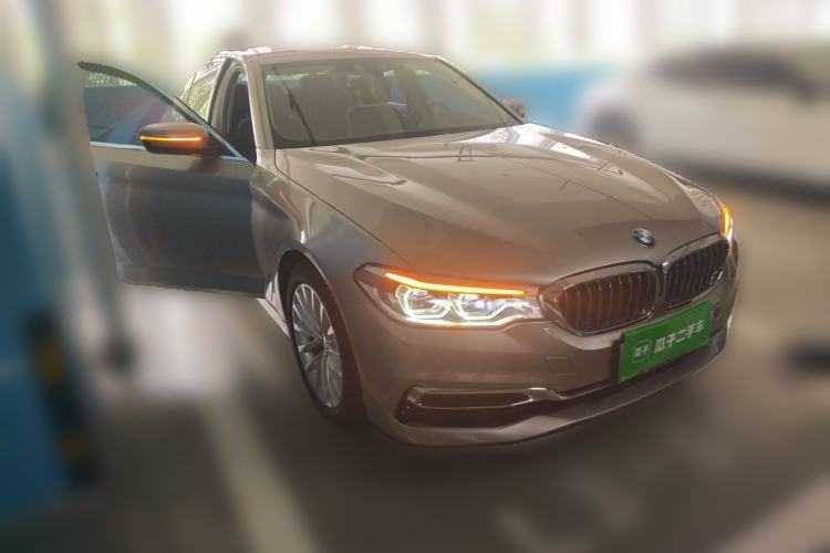 Used BMW 5 Series New Energy 2020 Mileage Upgrade Version 530Le Luxury Package Front Right 45 Deg