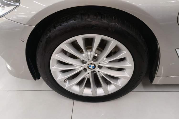 Used BMW 5 Series New Energy 2020 Mileage Upgrade Version 530Le Pioneer Edition Left Front Wheel Hub