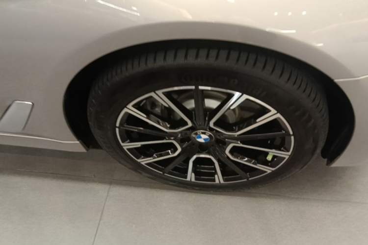 Used BMW 5 Series New Energy 2020 Mileage Upgrade Version 530Le Pioneer Edition Right Front Wheel Hub