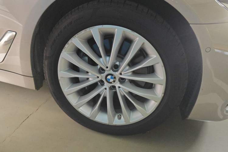 Used BMW 5 Series New Energy 2020 Mileage Upgrade Version 530Le Luxury Package Right Front Wheel Hub