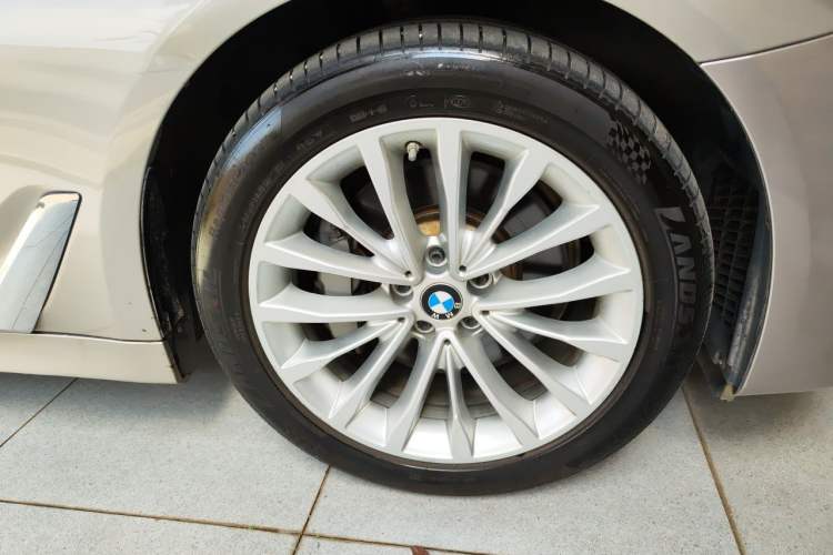 Used BMW 5 Series New Energy 2020 Mileage Upgrade Version 530Le Pioneer Edition Right Front Wheel Hub