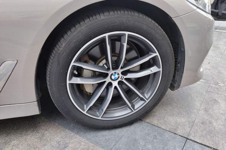 Used BMW 5 Series New Energy 2020 530Le Luxury Package Right Front Wheel Hub