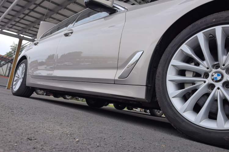 Used BMW 5 Series New Energy 2020 Mileage Upgrade Version 530Le Luxury Package Right Side Sill