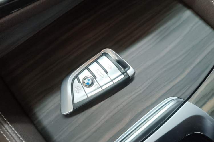 Used BMW 5 Series New Energy 2020 Mileage Upgrade Version 530Le Pioneer Edition Vehicle Key
