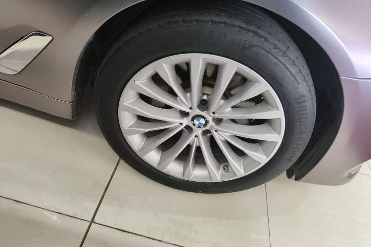 Used BMW 5 Series New Energy 2020 Mileage Upgrade Version 530Le Luxury Package Right Front Wheel Hub