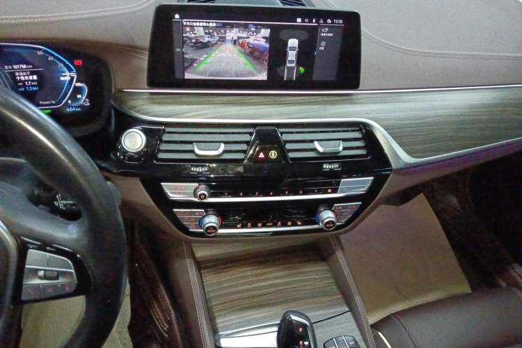 Used BMW 5 Series New Energy 2020 Mileage Upgrade Version 530Le Luxury Package Audio And AC Panel