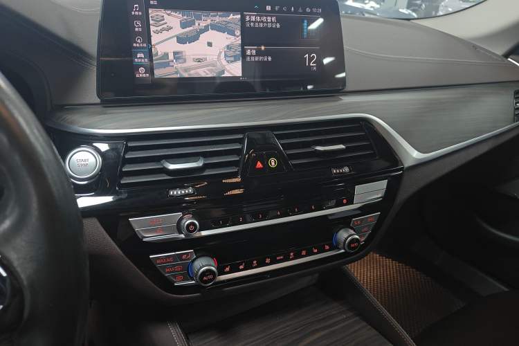 Used BMW 5 Series New Energy 2020 Mileage Upgrade Version 530Le Pioneer Edition Audio And AC Panel