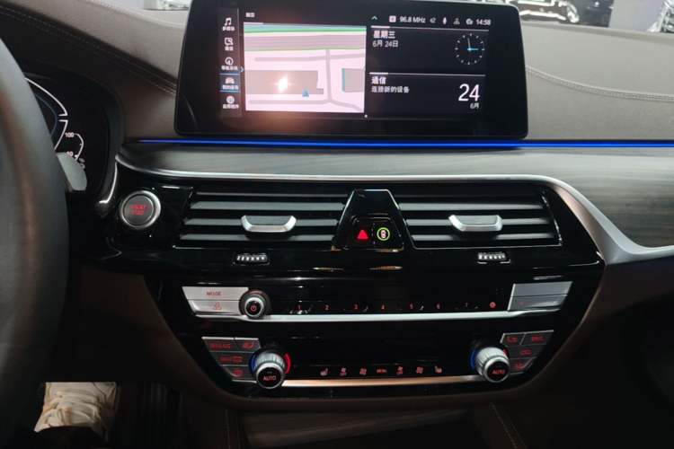 Used BMW 5 Series New Energy 2020 Mileage Upgrade Version 530Le Luxury Package Audio And AC Panel