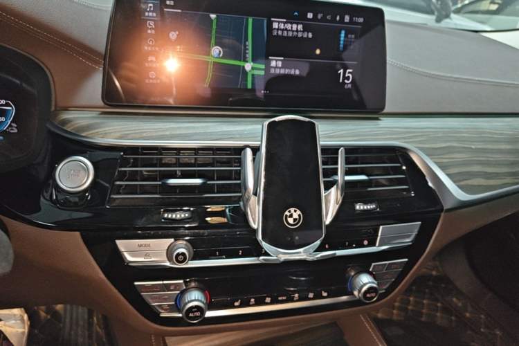 Used BMW 5 Series New Energy 2020 Mileage Upgrade Version 530Le Luxury Package Audio And AC Panel