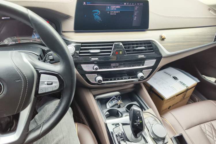 Used BMW 5 Series New Energy 2020 Mileage Upgrade Version 530Le Luxury Package Audio And AC Panel