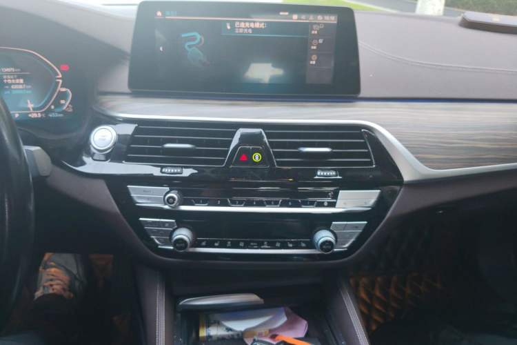 Used BMW 5 Series New Energy 2020 Mileage Upgrade Version 530Le Pioneer Edition Audio And AC Panel