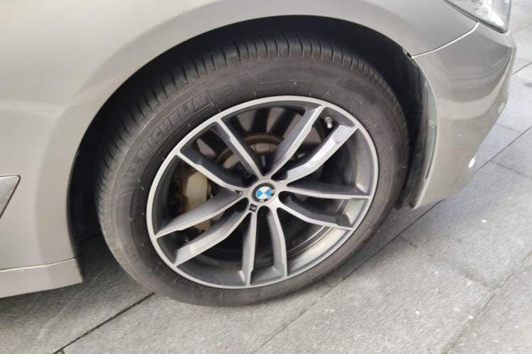 Used BMW 5 Series New Energy 2020 530Le Luxury Package Right Front Wheel Hub