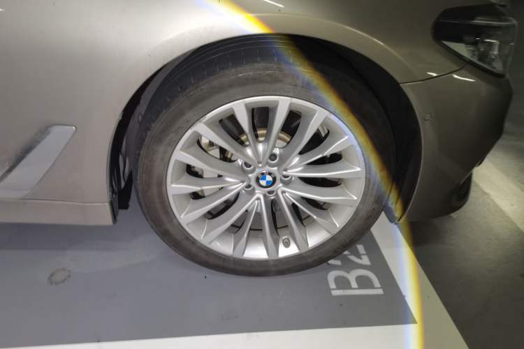 Used BMW 5 Series New Energy 2020 Mileage Upgrade Version 530Le Luxury Package Right Front Wheel Hub