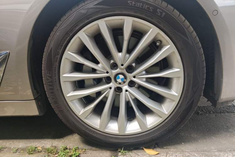 Used BMW 5 Series New Energy 2020 Mileage Upgrade Version 530Le Luxury Package Right Front Wheel Hub