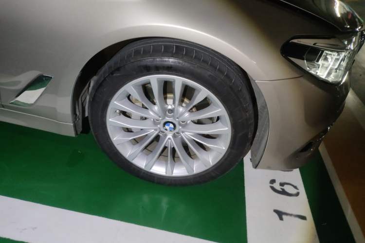 Used BMW 5 Series New Energy 2020 Mileage Upgrade Version 530Le Luxury Package Right Front Wheel Hub