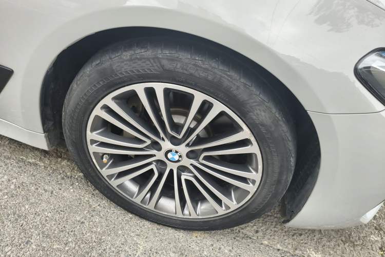 Used BMW 5 Series New Energy 2020 Mileage Upgrade Version 530Le Luxury Package Right Front Wheel Hub
