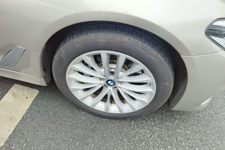 Used BMW 5 Series New Energy 2020 Mileage Upgrade Version 530Le Luxury Package Right Front Wheel Hub