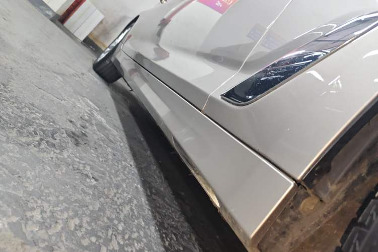 Used BMW 5 Series New Energy 2020 530Le Luxury Package Right Side Sill