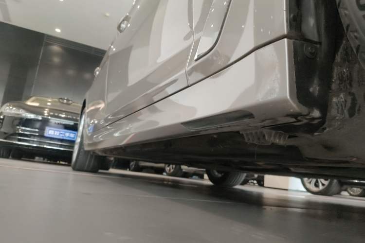 Used BMW 5 Series New Energy 2020 530Le Luxury Package Right Side Sill