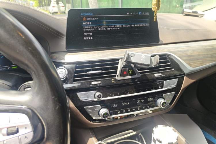 Used BMW 5 Series New Energy 2020 Mileage Upgrade Version 530Le Luxury Package Audio And AC Panel