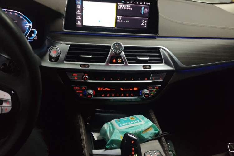Used BMW 5 Series New Energy 2020 Mileage Upgrade Version 530Le Luxury Package Audio And AC Panel