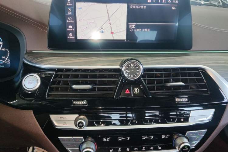 Used BMW 5 Series New Energy 2020 Mileage Upgrade Version 530Le Luxury Package Audio And AC Panel