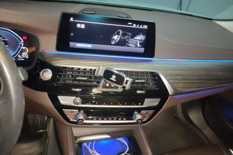 Used BMW 5 Series New Energy 2020 Mileage Upgrade Version 530Le Luxury Package Audio And AC Panel