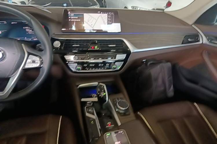 Used BMW 5 Series New Energy 2020 Mileage Upgrade Version 530Le Luxury Package Audio And AC Panel