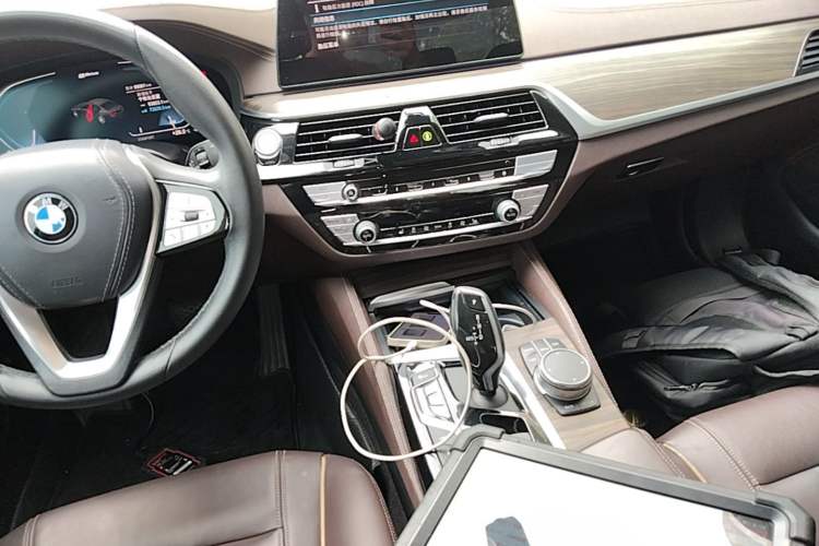 Used BMW 5 Series New Energy 2020 Mileage Upgrade Version 530Le Luxury Package Audio And AC Panel