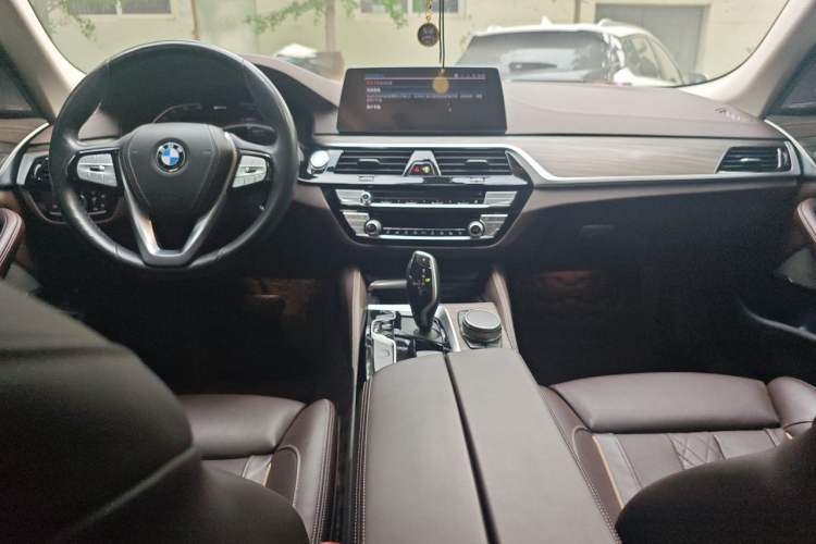 Used BMW 5 Series New Energy 2020 Mileage Upgrade Version 530Le Pioneer Edition Center Console
