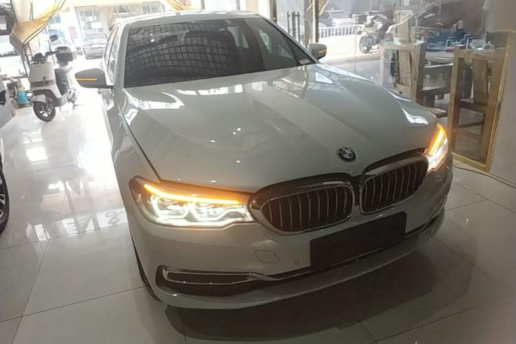 Used BMW 5 Series New Energy 2020 Mileage Upgrade Version 530Le Luxury Package Front Right 45 Deg