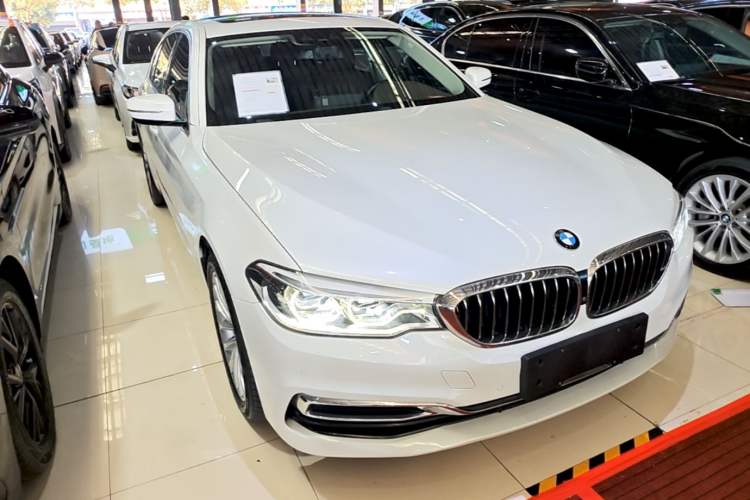 Used BMW 5 Series New Energy 2020 Mileage Upgrade Version 530Le Luxury Package Front Right 45 Deg