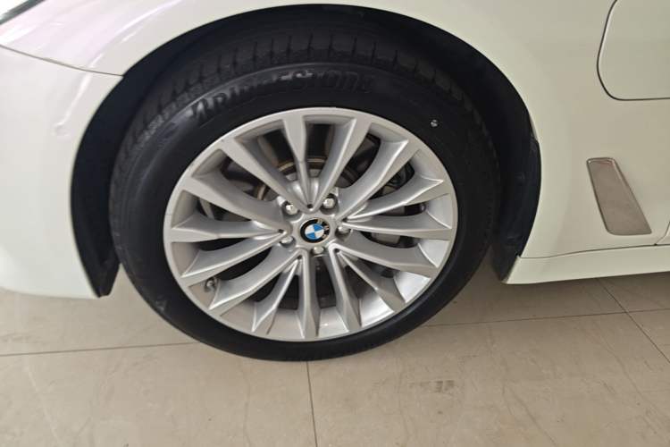 Used BMW 5 Series New Energy 2020 Mileage Upgrade Version 530Le Pioneer Edition Left Front Wheel Hub