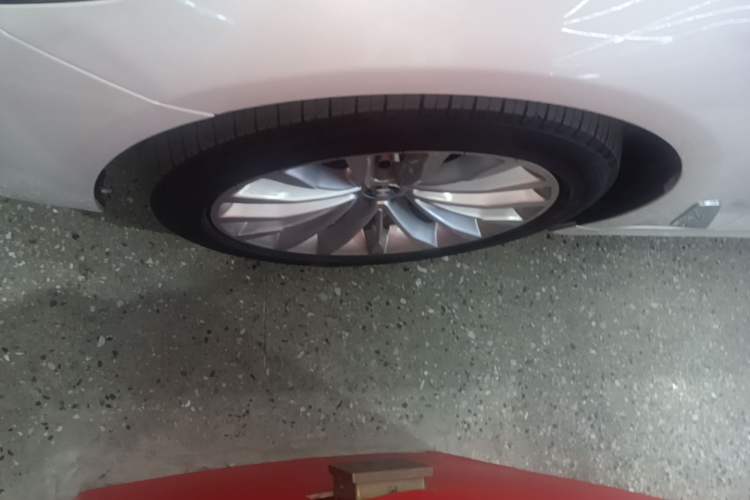 Used BMW 5 Series New Energy 2020 Mileage Upgrade Version 530Le Luxury Package Left Front Wheel Hub